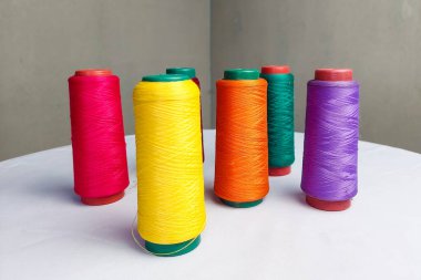 Beyaz Masada Duran Renkli İplikler