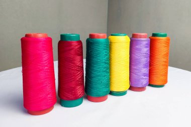 Beyaz Masada Duran Renkli İplikler