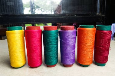 Beyaz Masada Duran Renkli İplikler