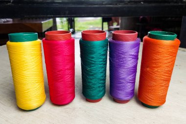 Beyaz Masada Duran Renkli İplikler