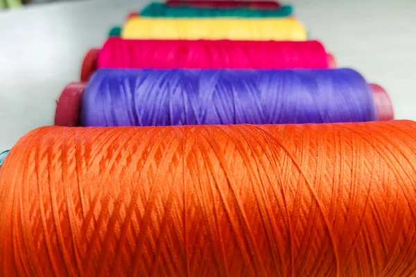 Beyaz arkaplandaki renkli başlıkları kapat