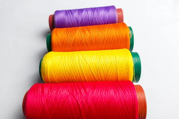 Beyaz arkaplandaki renkli başlıkları kapat