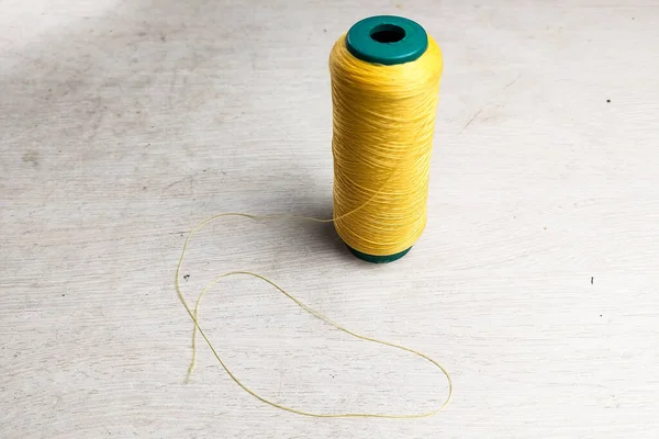 Beyaz masada sarı iplik kullanıldı