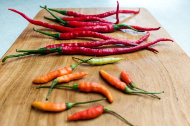 Ahşap tepside kıvırcık biber ve kırmızı biber