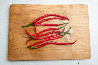 Ahşap tepside kırmızı kıvırcık biber