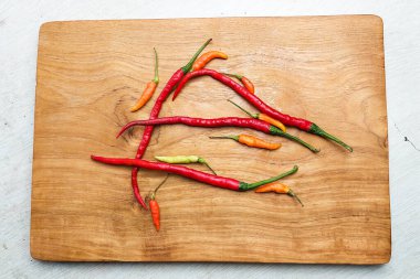 Ahşap tepside kıvırcık biber ve kırmızı biber