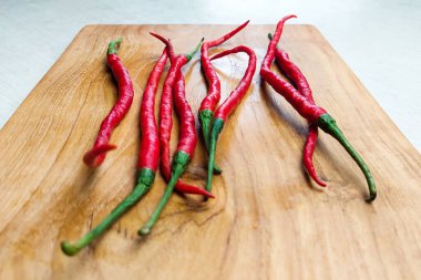 Ahşap tepside kırmızı kıvırcık biber