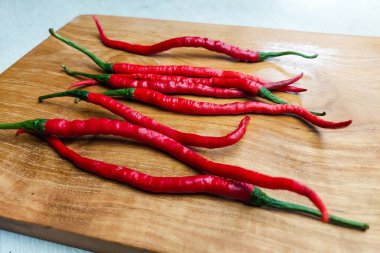 Ahşap tepside kırmızı kıvırcık biber