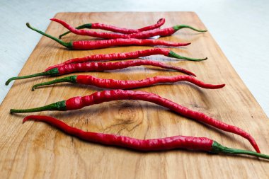 Ahşap tepside kırmızı kıvırcık biber