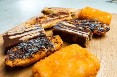 Riskli Kekin Kapanışı, Muz Külçeleri ve Tahta Tepside Çikolatalı Puding