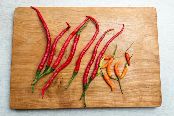 Ahşap tepside kırmızı kıvırcık biber