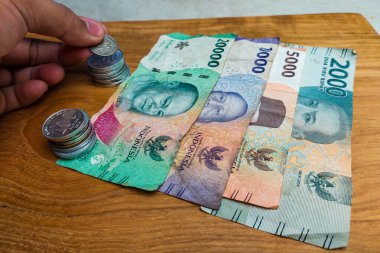 Bank Negara Endonezya Banknotları 10,000, 2,000, 5,000, ve 20,000 rupiah ve Coins el ile alındı
