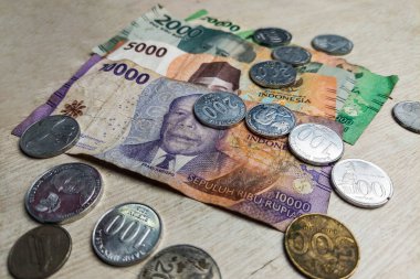 Kağıt para ve sikkeler beyaz masaya konacak.