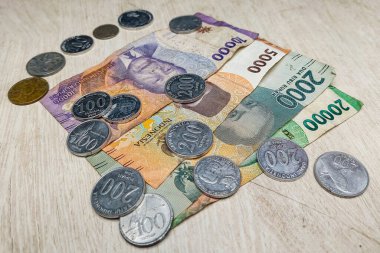 Kağıt para ve sikkeler beyaz masaya konacak.