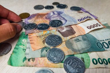 Kağıt Para ve Bozukluklar birinin elinden alınacak.