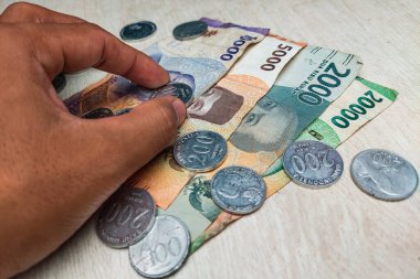 Kağıt Para ve Bozukluklar birinin elinden alınacak.