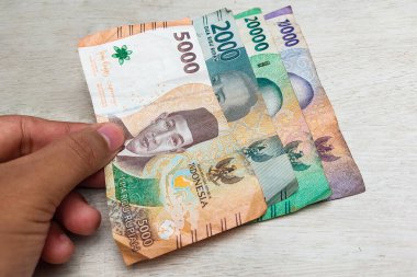 5000, 2,000, 10,000 ve 20,000 rupilik banknotlar birinin eline geçecek.