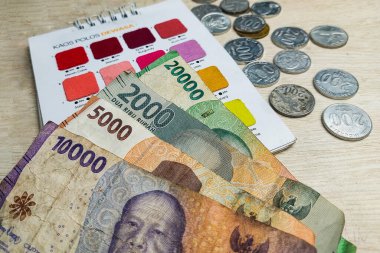 Kağıt Para, Bozuk Para ve renk katalogları beyaz masada giderek artıyor