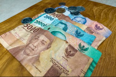 Negara Bankası 'nın Kapalı Banknotları 10.000, 2,000, 5,000 ve 20,000 Rupiah ve Coins değerlerinde.