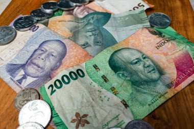 Negara Bankası 'nın Kapalı Banknotları 10.000, 2,000, 5,000 ve 20,000 Rupiah ve Coins değerlerinde.