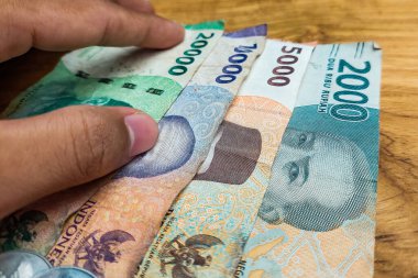 Negara Endonezya Bankası 10.000, 2,000, 5,000 ve 20,000 rupilik banknotlar alınacak..