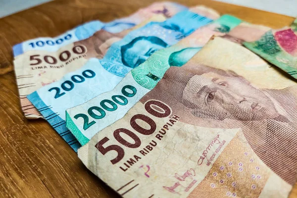 Negara Bankası 'nın Kapanışı Endonezya Banknotları 10.000, 2,000, 5,000 ve 20,000 Rupiah