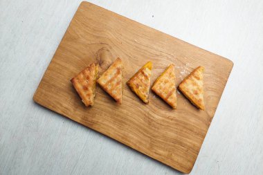 Gabin kekleri ahşap tepside sıraya dizilir..