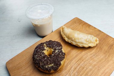 Çörekler, jalangkote ve bir tepside fincan kahve.