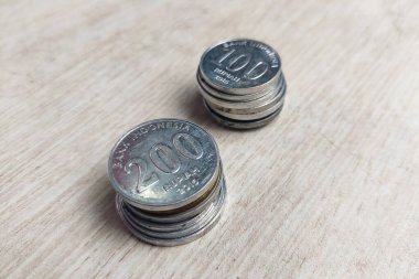 Endonezya 'nın rupia notları ahşap bir masaya düzgünce yerleştirilmiş ve çeşitli değerler sergilenmektedir. Günlük nakit ekonomisi kavramı.