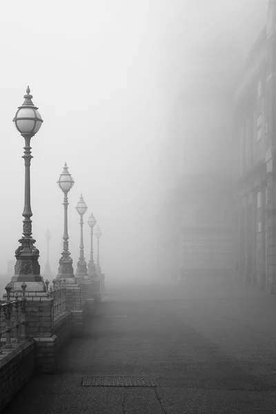 Lampen im Nebel. — Stockfoto