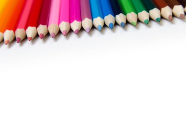 Beyaz masa üzerinde renkli kalemler