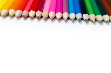 Beyaz masa üzerinde renkli kalemler