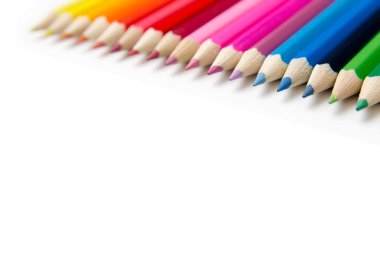 Beyaz masa üzerinde renkli kalemler