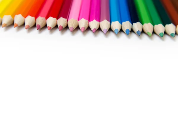 Beyaz masa üzerinde renkli kalemler