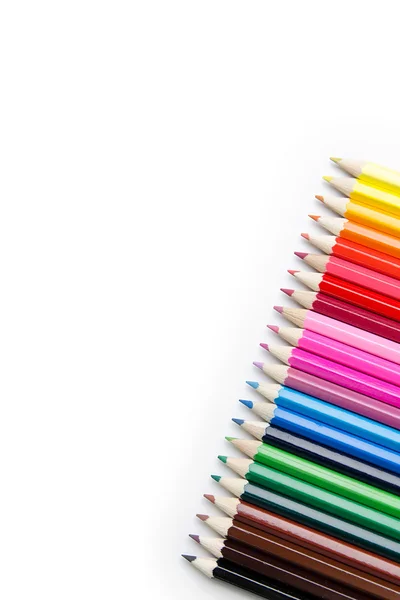 Beyaz masa üzerinde renkli kalemler