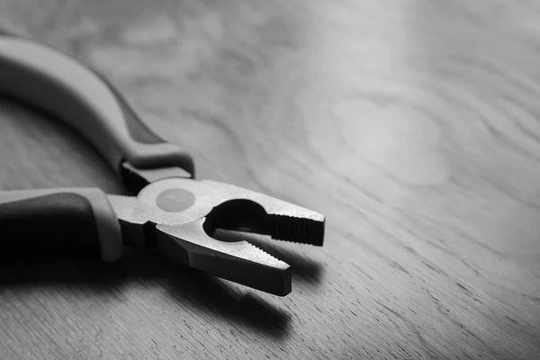 Tablo üzerinde metal pense