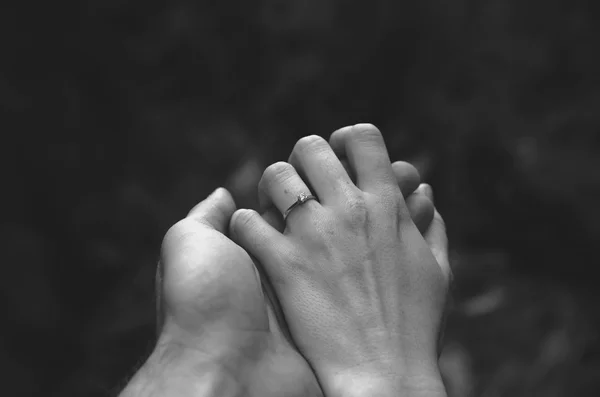 El ele tutuşan çift