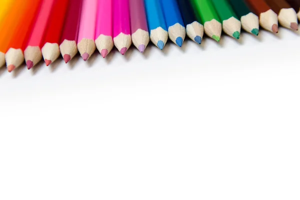 Χρωματιστά μολύβια στο λευκό πίνακα Εικόνα Αρχείου