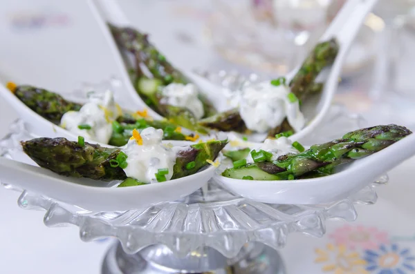 Acparagus, frenk soğanı ve limon kanepe