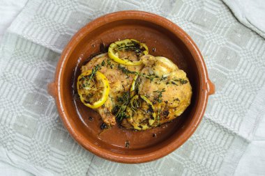 Otlar ile kavrulmuş tavuk