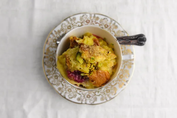 Tereyağlı ekmek pudingi