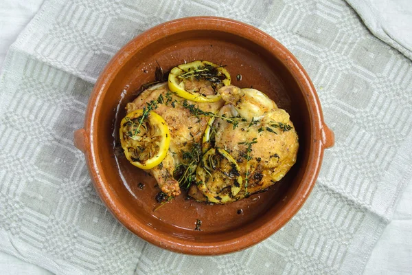 Otlar ile kavrulmuş tavuk