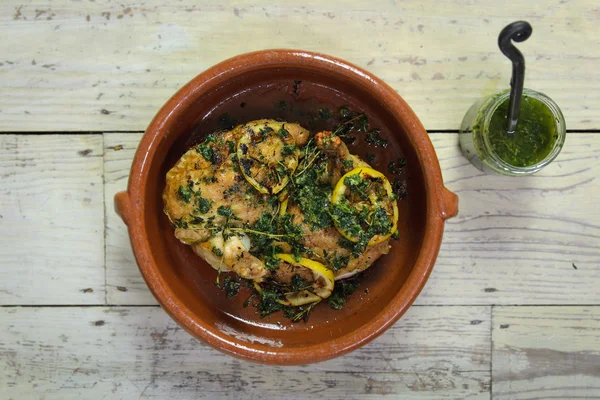 Salsa ve otlar ile kavrulmuş tavuk