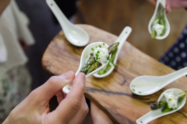 Kuşkonmaz kanepeler üzerinde beyaz kaşık
