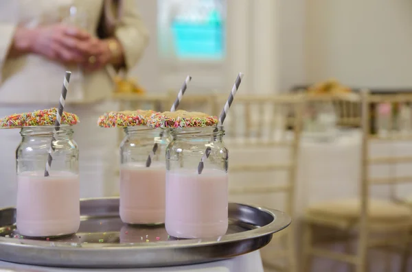 Tanımlama bilgisi ve saman ile süslü muzlu süt