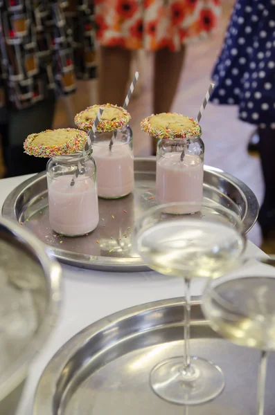 Tanımlama bilgisi ve saman ile süslü muzlu süt