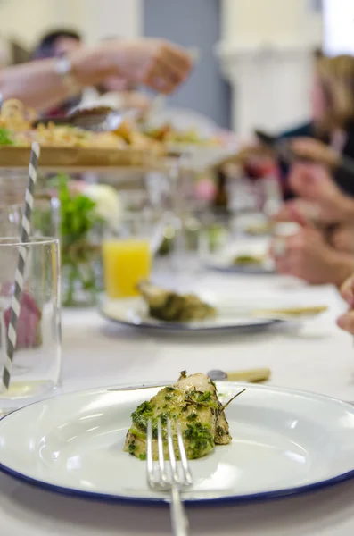 Tavuk wirh salsa verde hizmet