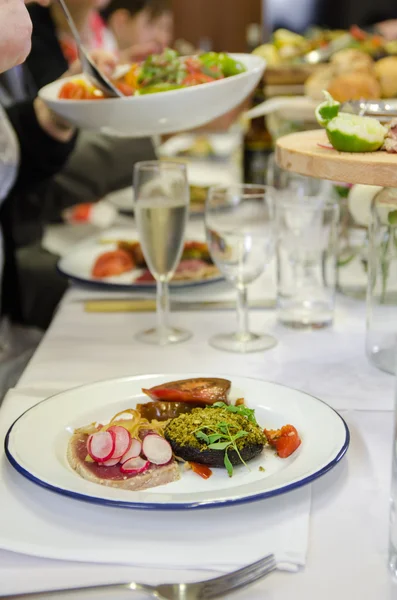 Ton balığı, mantar ve salata