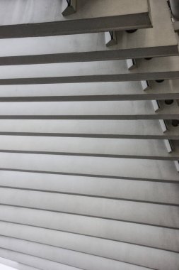 Soyut siyah beyaz arkaplan: beyaz metal desen, demiryolu istasyonu tavanı.