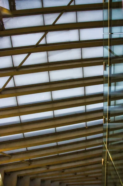 Çizgiler ve ahşapla soyut bir arkaplan. Reggio Emilia Calatrav 'ın tren istasyonunun tavanına yakın çekim..